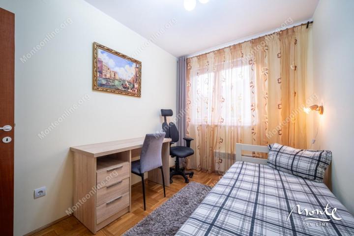 Udoban dvosoban stan s pogledom na more u Bečićima