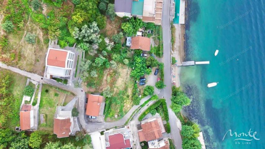 Urbanizovana parcela u Stolivu na prvoj liniji za izgradnju