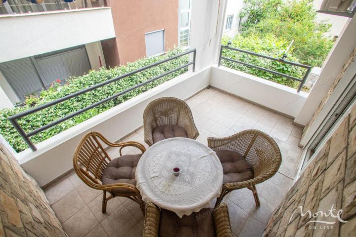 Prostran apartman sa 2 spavaće sobe i dvije terase u centru Budve