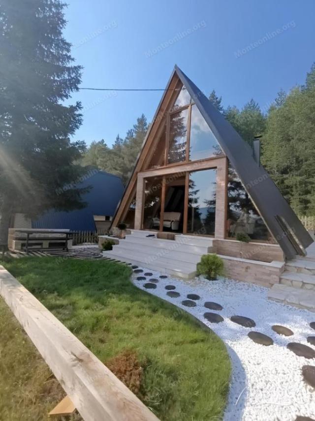 Kuća sa kaminom i velikom parcelom u slikovitom području Borja, Žabljak
