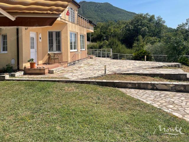 Ugodna trospratna kuća sa panoramskim pogledom na more i planine u predgrađu Bara