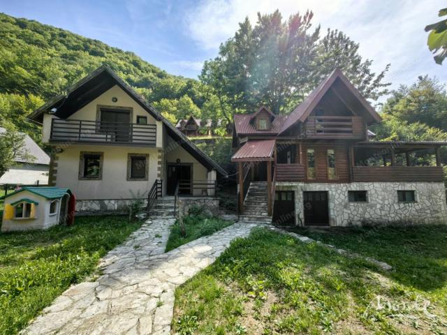 Jedinstveni kompleks od dvije kuće sa garažom i rekreacijskim prostorom pored rijeke, Kolašin