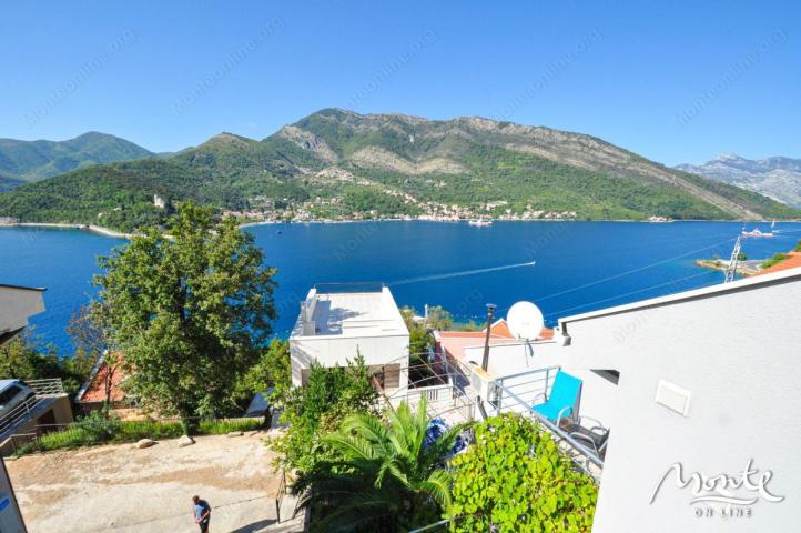 Porodična trospratna kuća sa garažom i pogledom na zaliv u Lepetanima, Tivat