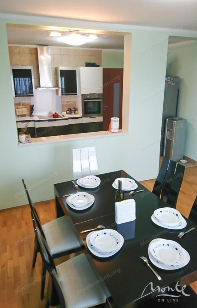 Prostrana vila na 3 sprata sa vrtom, bazenom i pogledom na more u Utehi, Bar