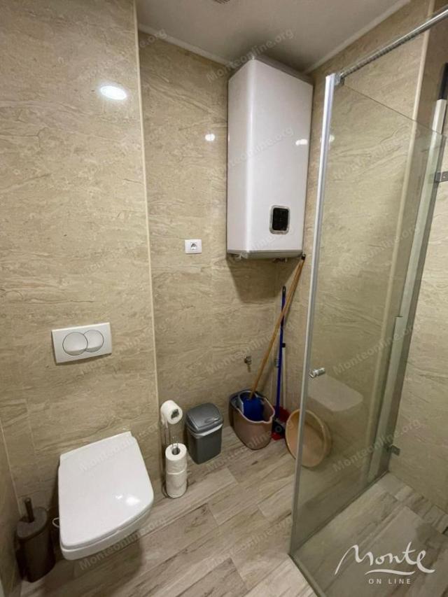 Moderan studio apartman pored mora u kompleksu sa bazenom i privatnom plažom u Dobroj Vodi