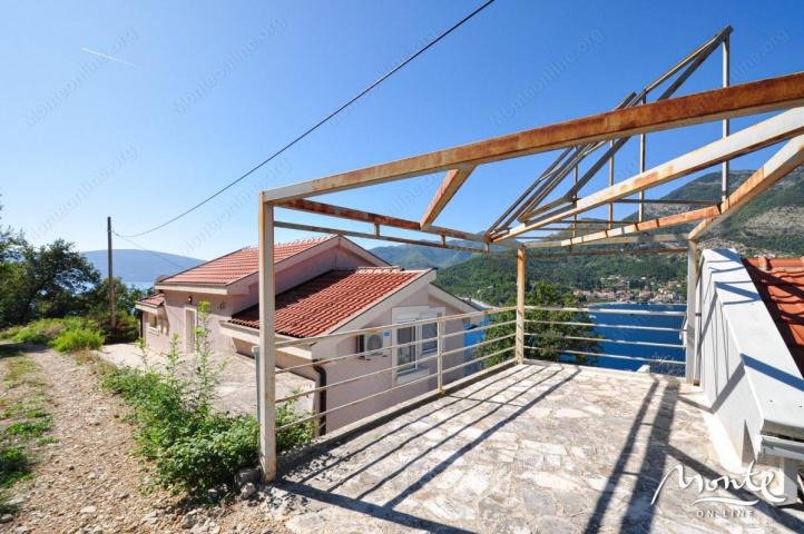 Porodična trospratna kuća sa garažom i pogledom na zaliv u Lepetanima, Tivat