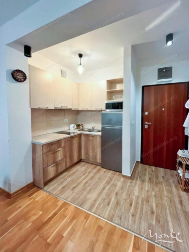 Ugodan jednosoban apartman s terasom i pogledom na planine u Budvi