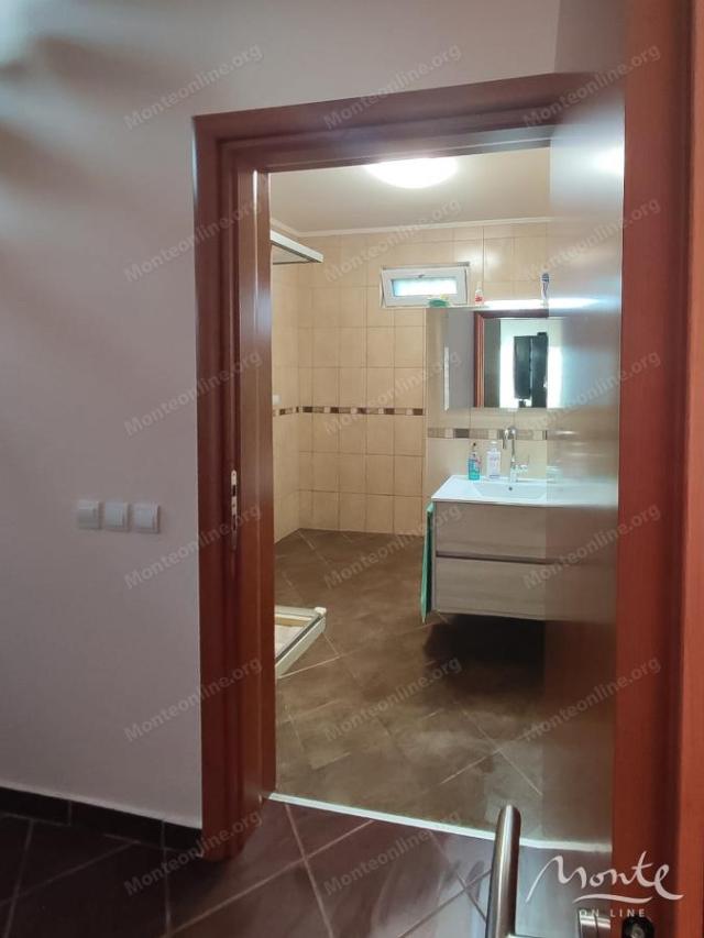 Prostrana vila na 3 sprata sa vrtom, bazenom i pogledom na more u Utehi, Bar
