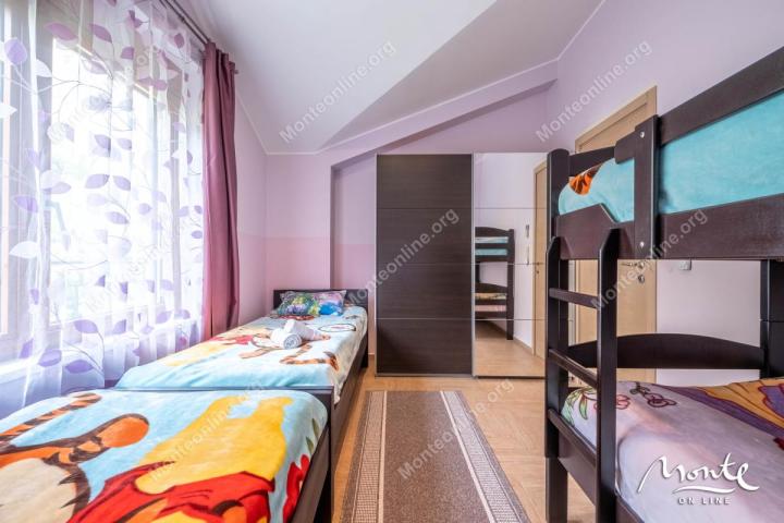 Dvospratni dupleks sa panoramskim pogledom u Orahovcu