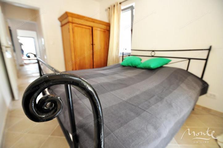 Funkcionalni apart-hotel sa bazenom i pogledom na more u Risnu