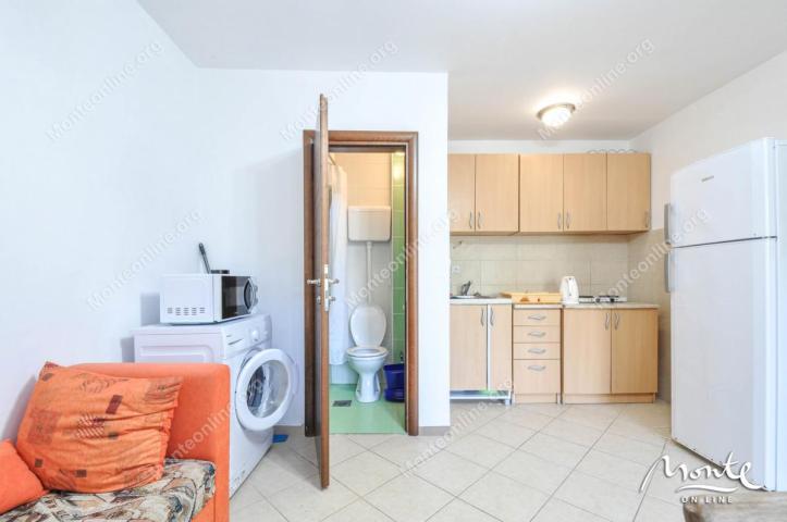 Prostrana kuća sa bazenom i panoramskim pogledom na more u Tivtu (Lepetane)