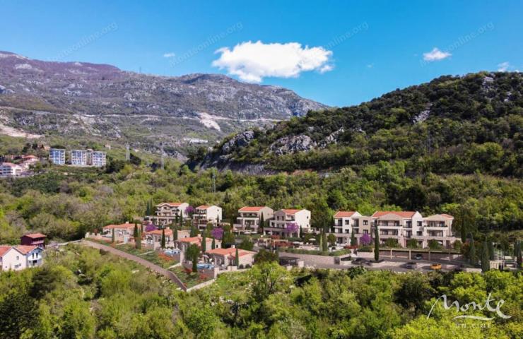 Moderna vila s bazenom u eko-kompleksu na periferiji Budve