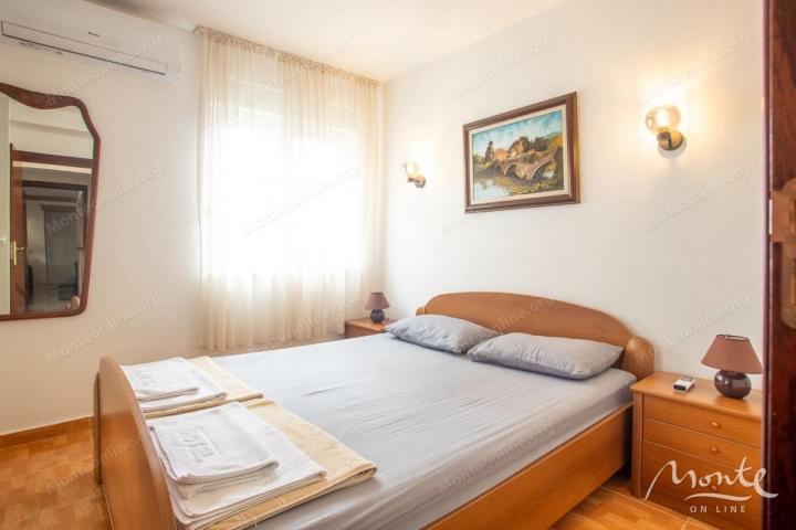 Prostran apartman sa 2 spavaće sobe i dvije terase u centru Budve