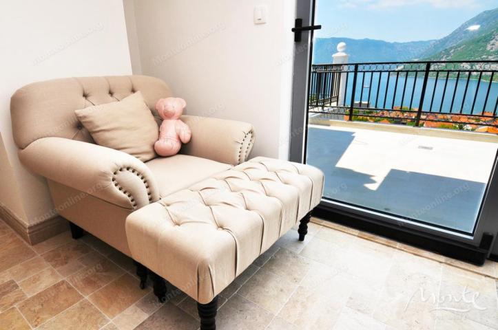 Funkcionalni apart-hotel sa bazenom i pogledom na more u Risnu