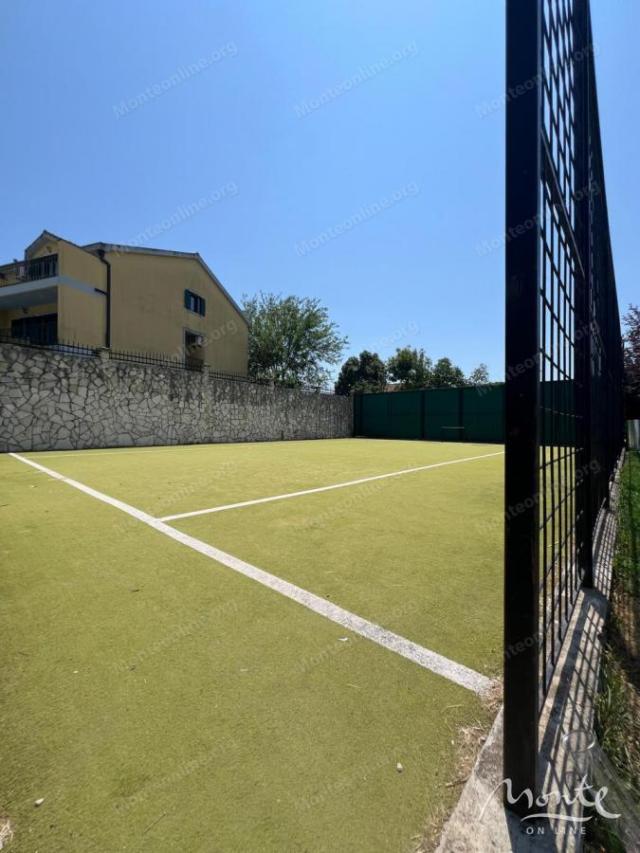 Trospratna kuća u zatvorenom kompleksu sa zajedničkim bazenom, Lastva Grbaljska