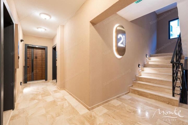 Novi apartmani u modernom stambenom kompleksu sa bazenom u Budvi