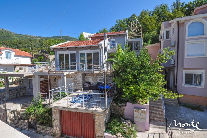 Porodična trospratna kuća sa garažom i pogledom na zaliv u Lepetanima, Tivat