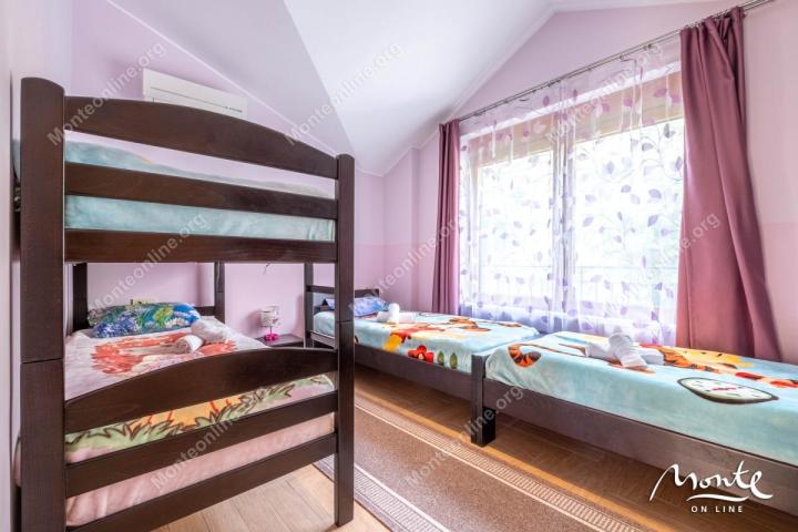 Dvospratni dupleks sa panoramskim pogledom u Orahovcu