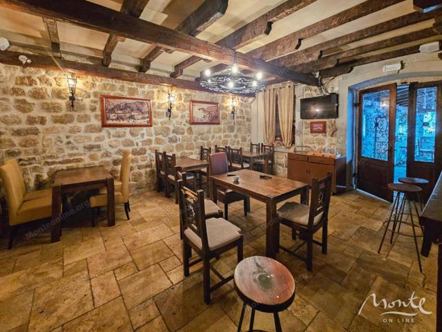 Funkcionalni restoran sa velikom terasom u centru Risna