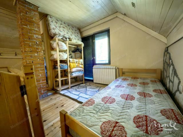 Jedinstveni kompleks od dvije kuće sa garažom i rekreacijskim prostorom pored rijeke, Kolašin