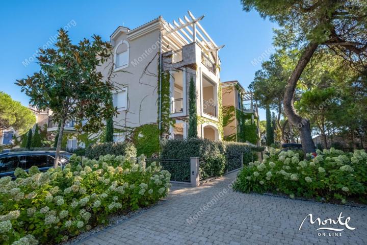 Elegantni apartman sa jednom spavaćom sobom u srcu Luštica Bay Centrale