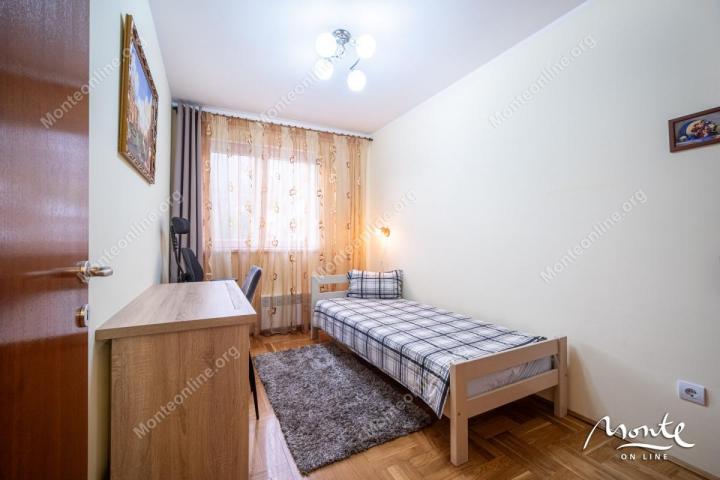 Udoban dvosoban stan s pogledom na more u Bečićima