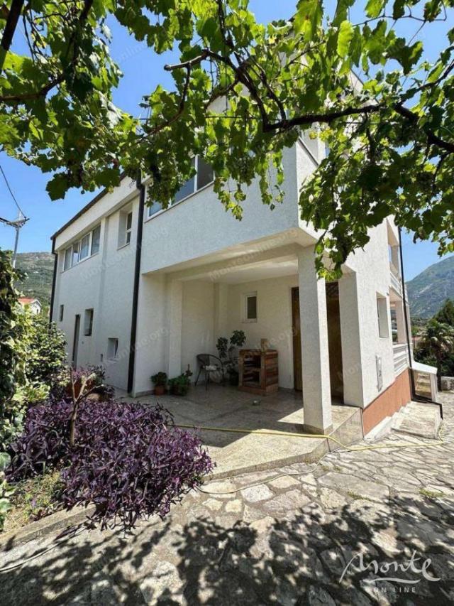 Prostrana porodična kuća sa bazenom u Baru