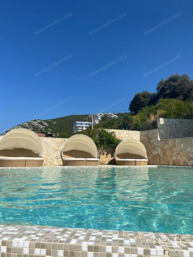 Moderan studio apartman pored mora u kompleksu sa bazenom i privatnom plažom u Dobroj Vodi