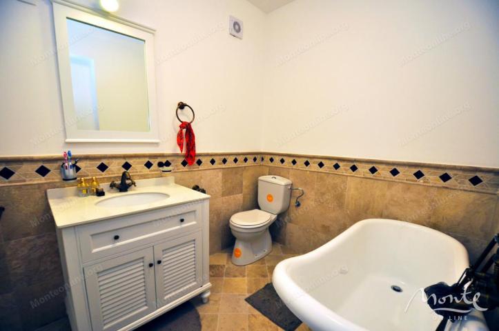 Funkcionalni apart-hotel sa bazenom i pogledom na more u Risnu