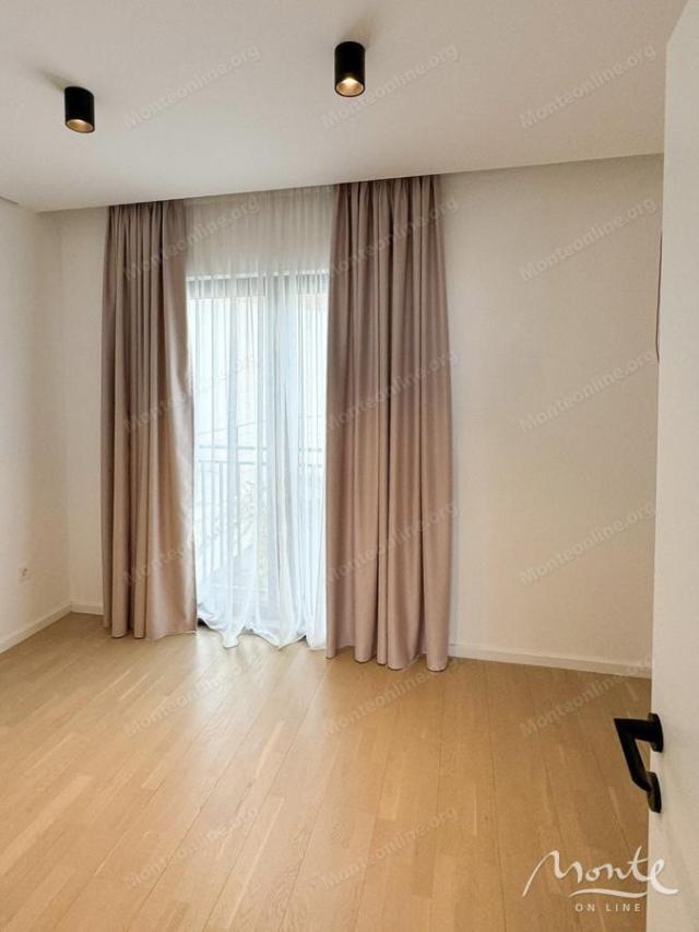 Penthouse u luksuznom kompleksu sa bazenom, Budva