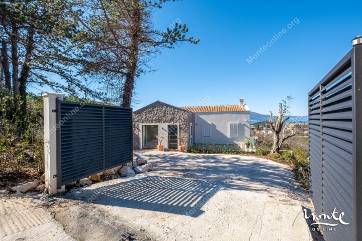 Moderna dizajnerska vila s bazenom u Tivtu, Kavač