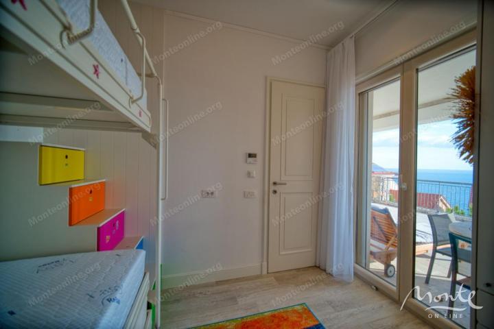 Apartman sa 2 spavaće sobe, pogledom na more i vrtom u Marina Villageu, Luštica Bay