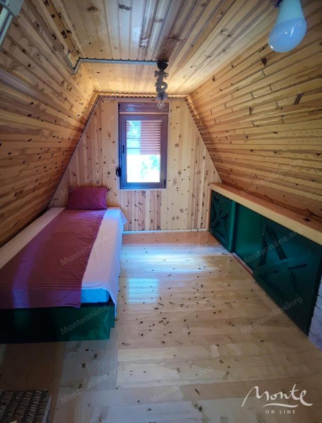 Kuća sa kaminom i velikom parcelom u slikovitom području Borja, Žabljak