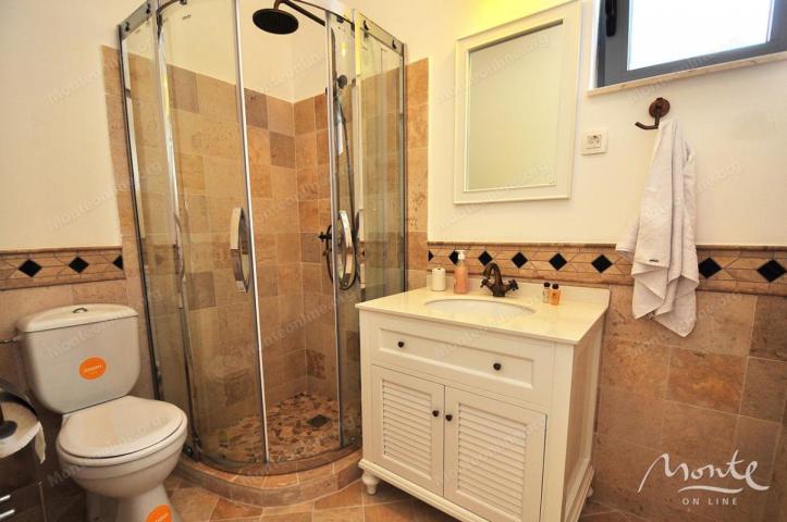 Funkcionalni apart-hotel sa bazenom i pogledom na more u Risnu