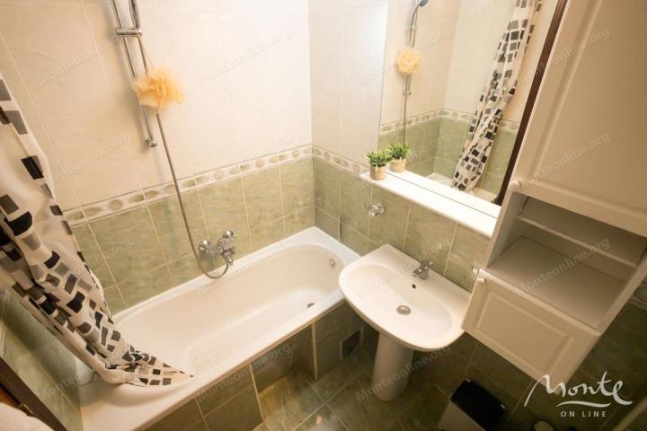 Prostran apartman sa 2 spavaće sobe i dvije terase u centru Budve