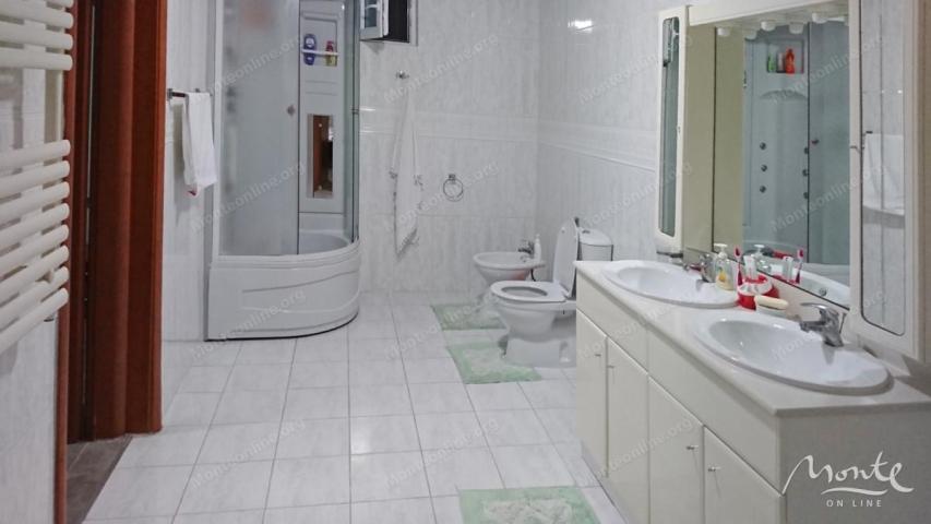 Prostrana vila na 3 sprata sa vrtom, bazenom i pogledom na more u Utehi, Bar
