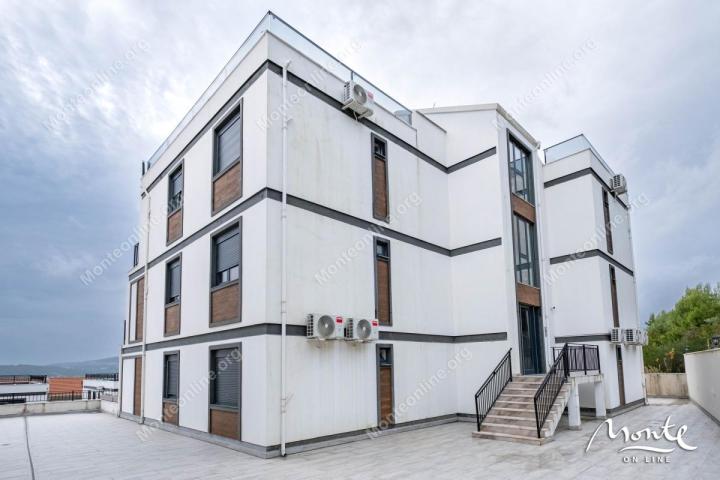 Dvosoban stan u Tivtu, naselje Kava — terasa, pogled na more i bazen