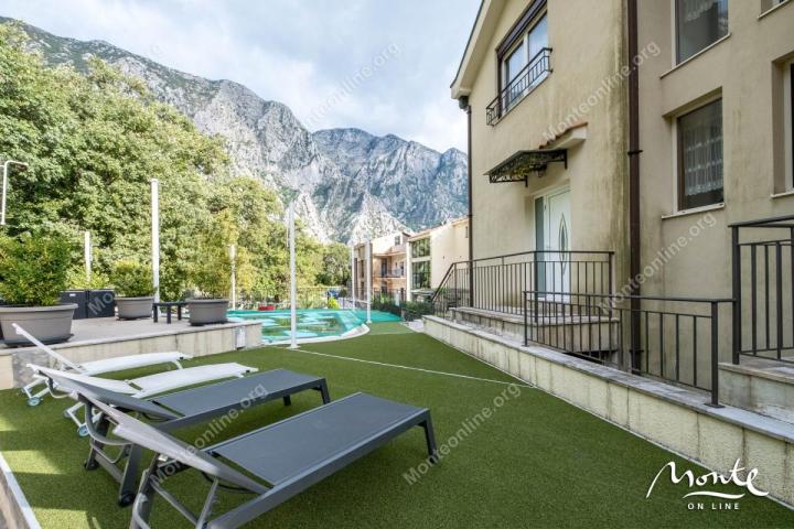 Dvospratni dupleks sa panoramskim pogledom u Orahovcu