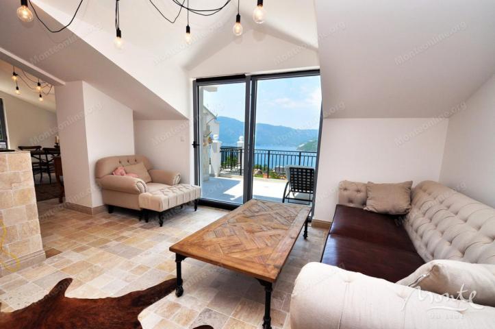 Funkcionalni apart-hotel sa bazenom i pogledom na more u Risnu