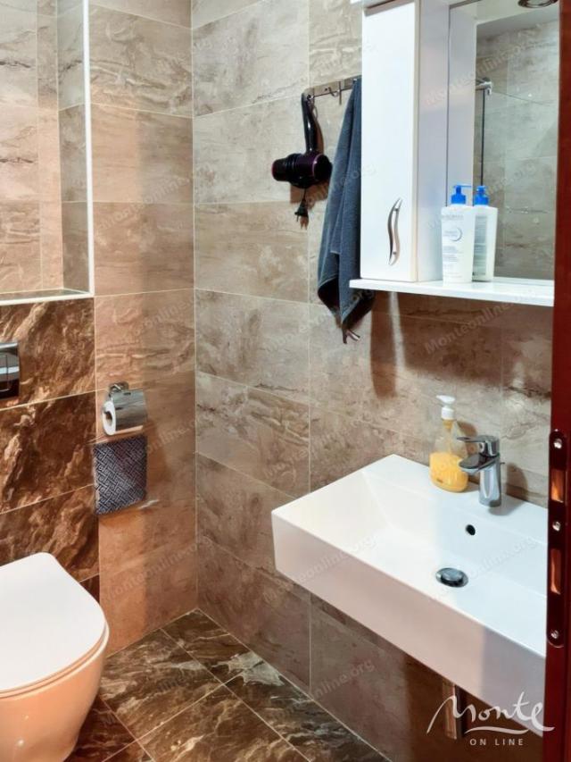 Ugodan jednosoban apartman s terasom i pogledom na planine u Budvi