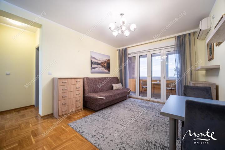 Udoban dvosoban stan s pogledom na more u Bečićima