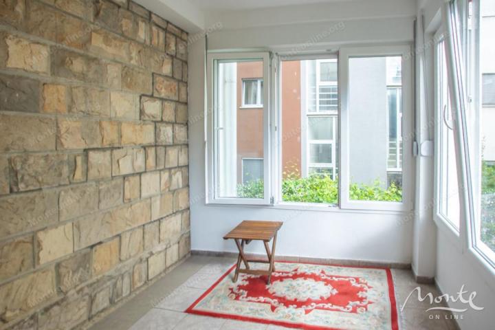 Prostran apartman sa 2 spavaće sobe i dvije terase u centru Budve