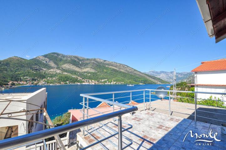 Porodična trospratna kuća sa garažom i pogledom na zaliv u Lepetanima, Tivat