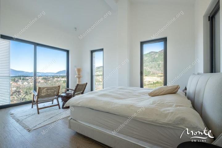 Moderna dizajnerska vila s bazenom u Tivtu, Kavač
