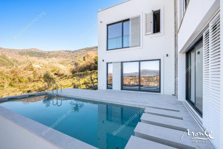 Moderna dizajnerska vila s bazenom u Tivtu, Kavač