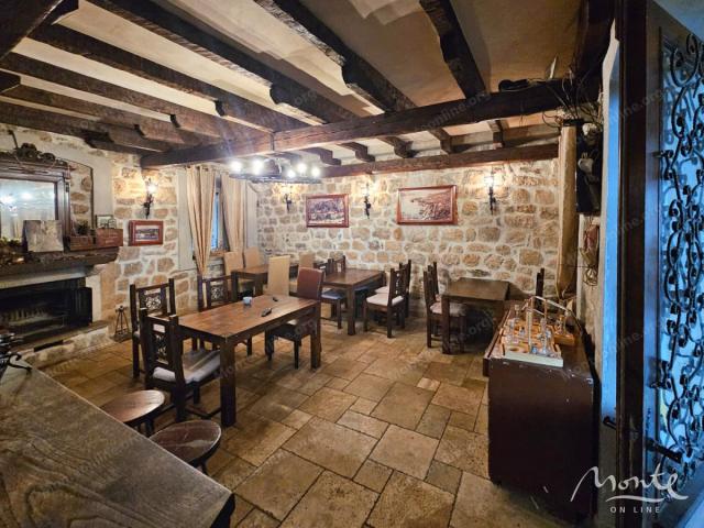 Funkcionalni restoran sa velikom terasom u centru Risna