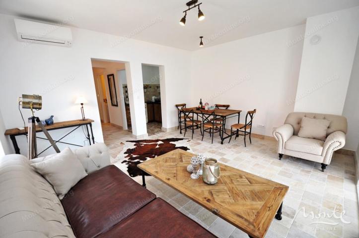 Funkcionalni apart-hotel sa bazenom i pogledom na more u Risnu