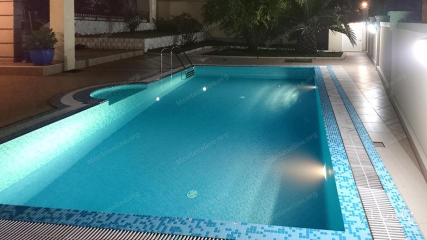 Prostrana vila na 3 sprata sa vrtom, bazenom i pogledom na more u Utehi, Bar