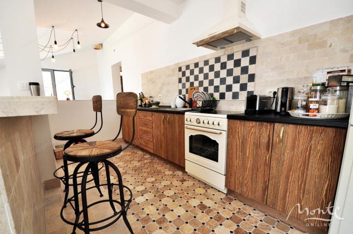 Funkcionalni apart-hotel sa bazenom i pogledom na more u Risnu