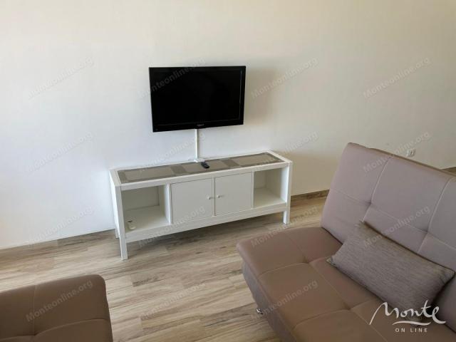 Moderan studio apartman pored mora u kompleksu sa bazenom i privatnom plažom u Dobroj Vodi